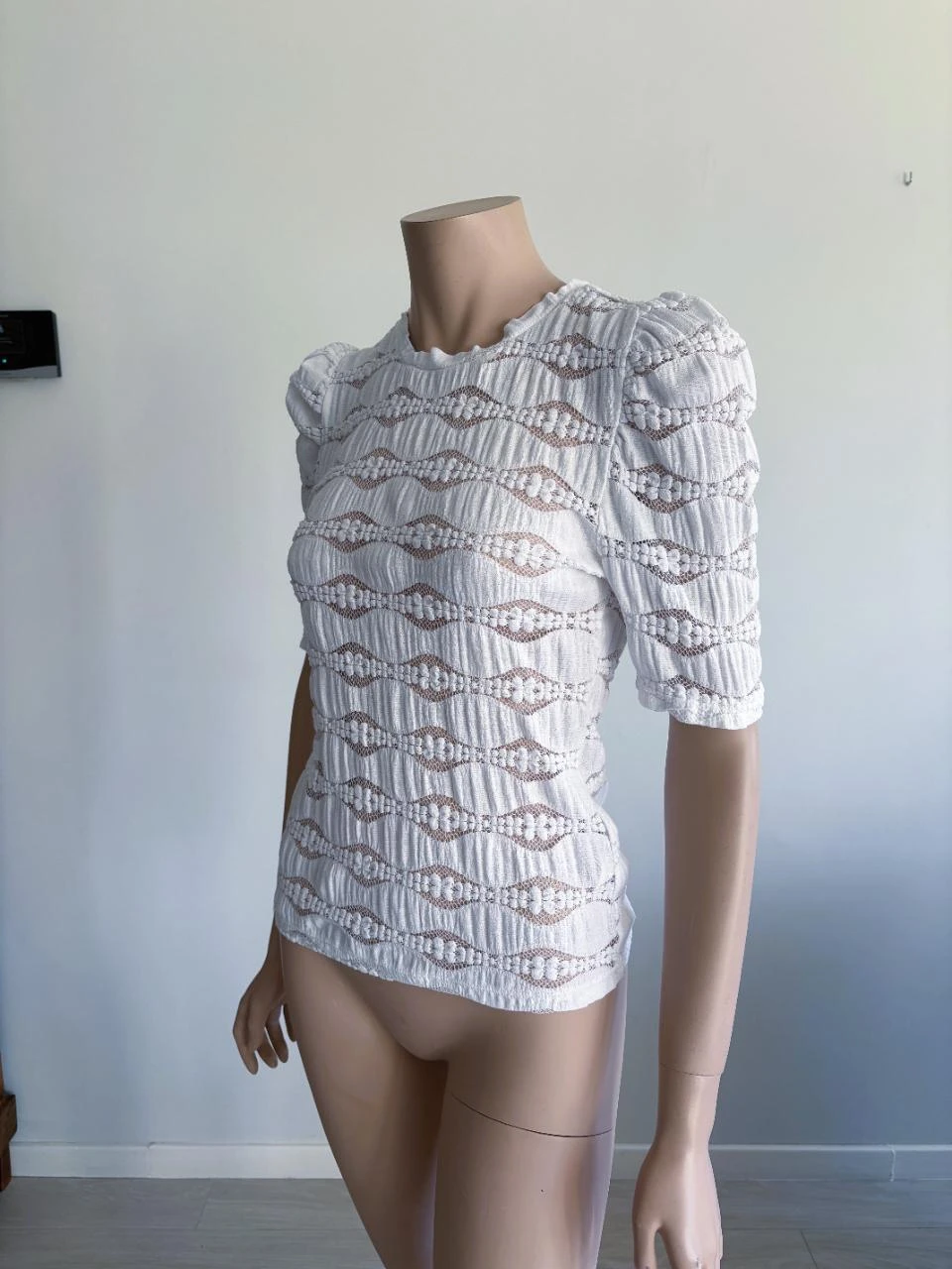 Reserved Witte Stretch Top – Gekartelde Hals & Aangefronste Mouwtjes – Perfect O